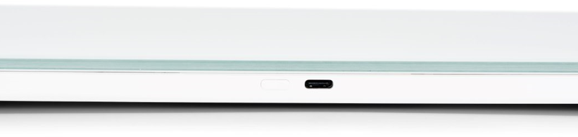 Una superficie bianca con una porta USB-C nella parte inferiore, centrata e a fuoco.