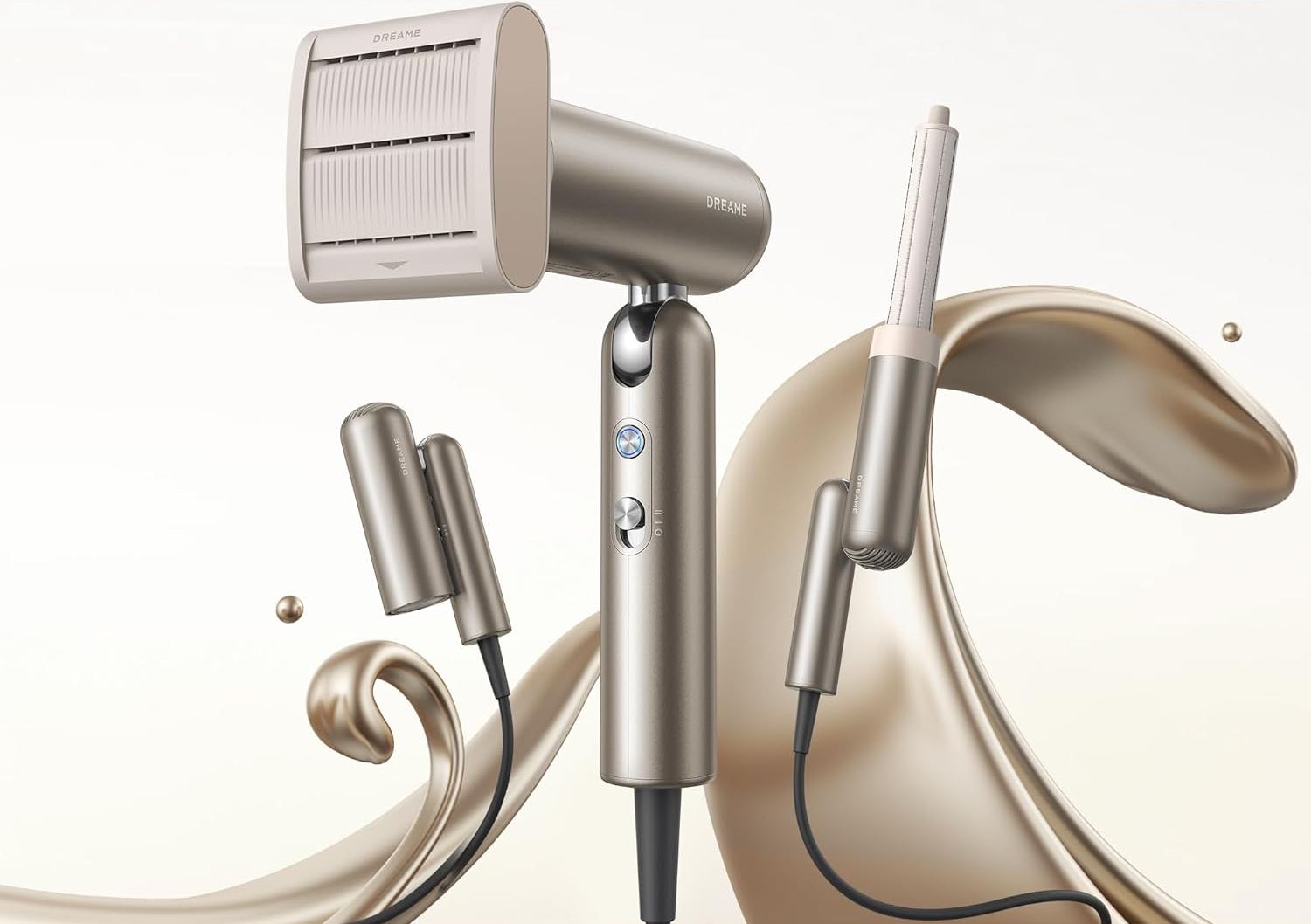Sèche-cheveux avec plusieurs accessoires, de couleur beige-or, sur fond blanc.