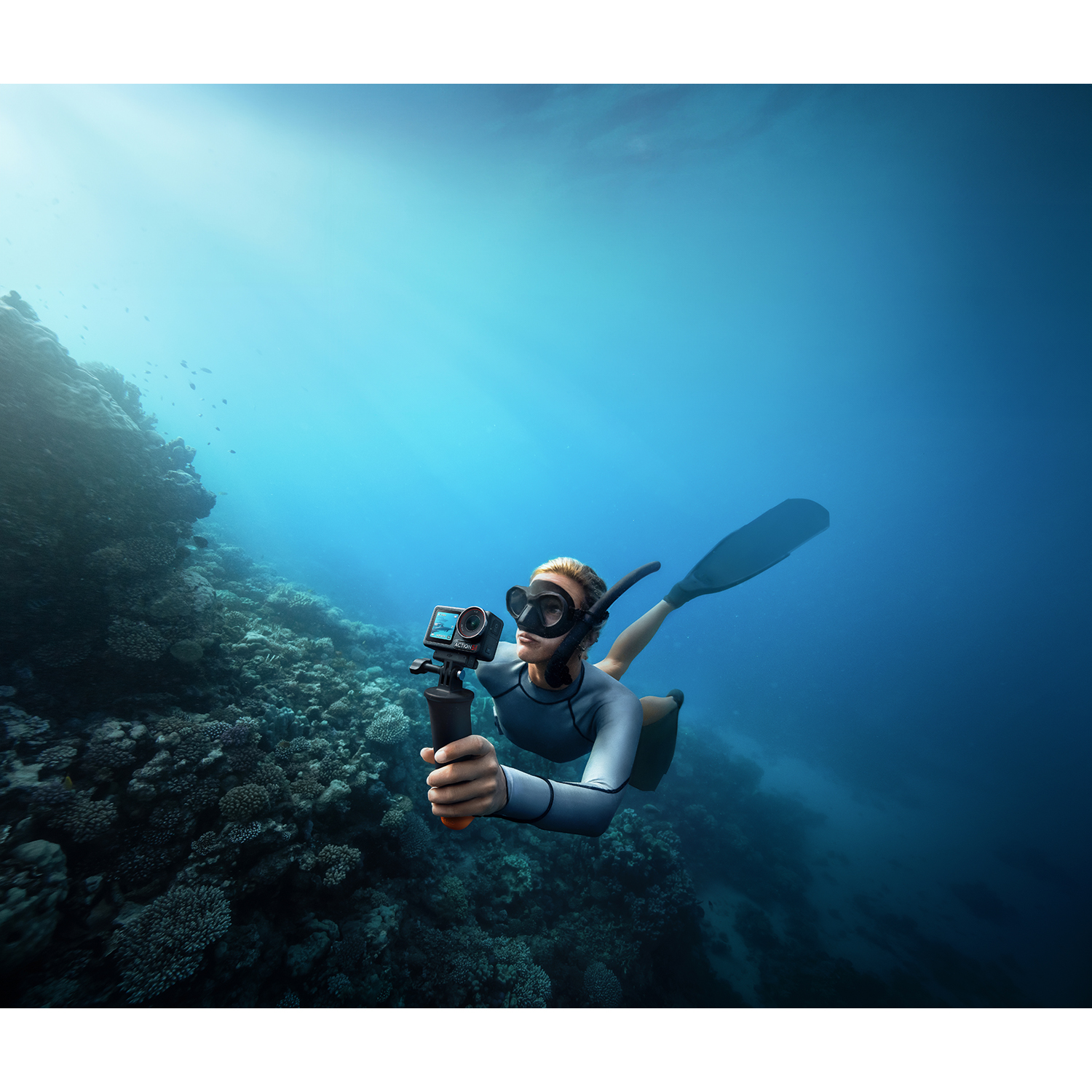 Una donna che fa immersioni subacquee con una macchina fotografica.