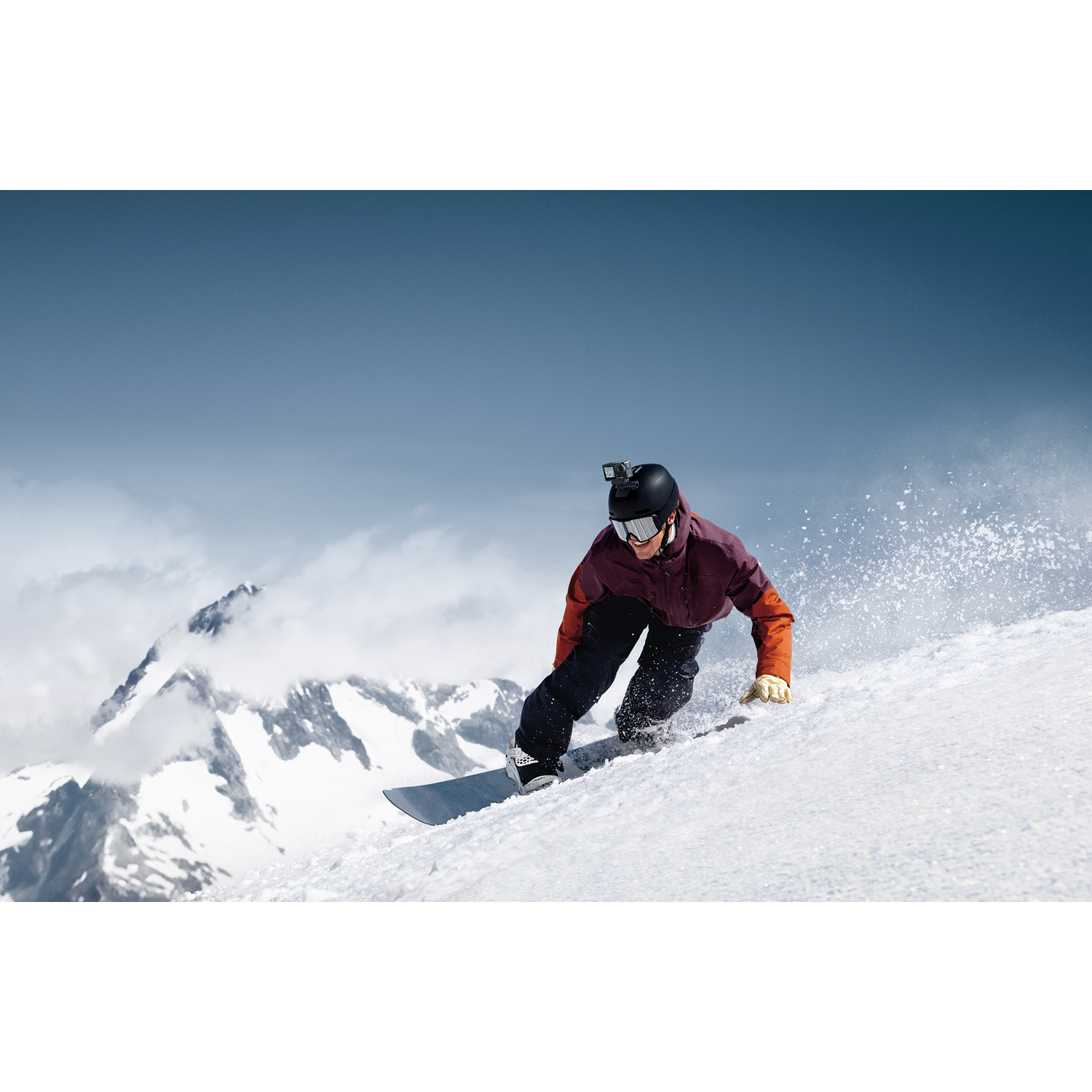 Snowboarder in azione su pendii innevati, casco GoPro.