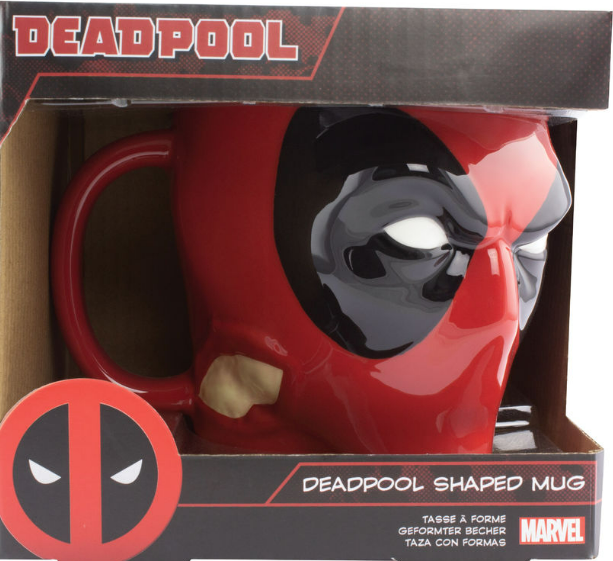 Eine Deadpool-förmige Tasse in einer Box. Die Tasse ist rot mit schwarzer Maske und hat einen Henkel. Die Box ist schwarz.