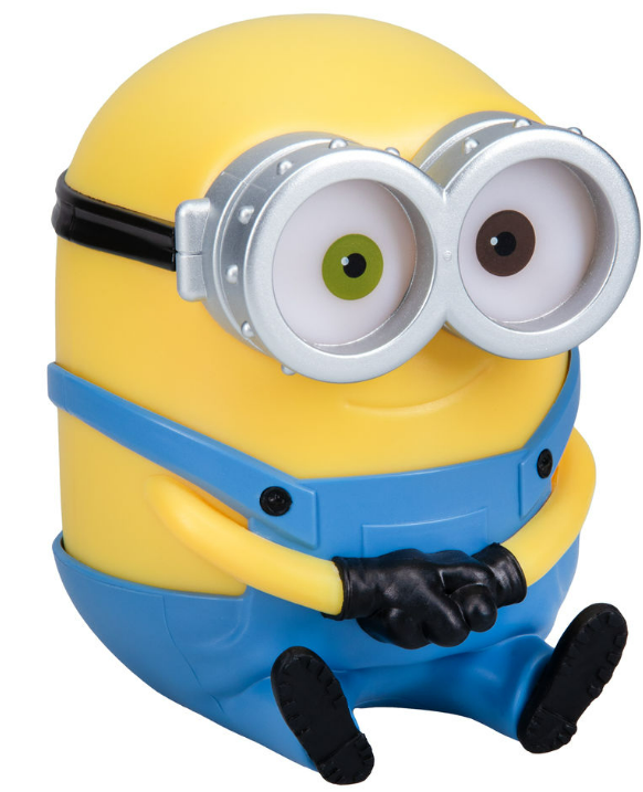 Ein gelbes Minion-Spielzeug mit Brille und blauen Latzhosen, das mit den Händen auf den Knien sitzt.