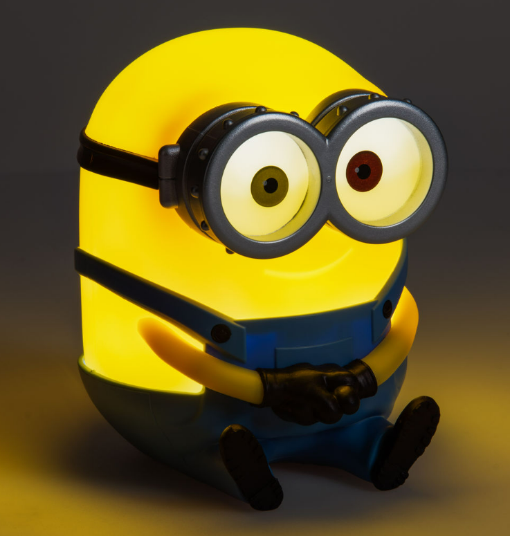 Eine gelbe Minion-Lampe mit schwarzer Brille und blauen Overalls.