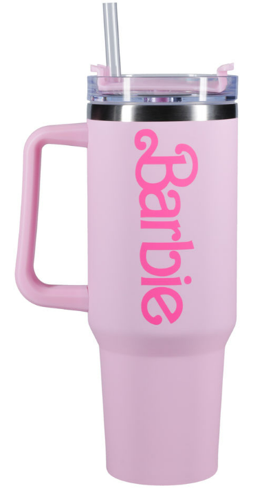 Rosa Barbie-Becher mit Henkel und Strohhalm. Das Wort 'Barbie' ist pink auf der Seite.