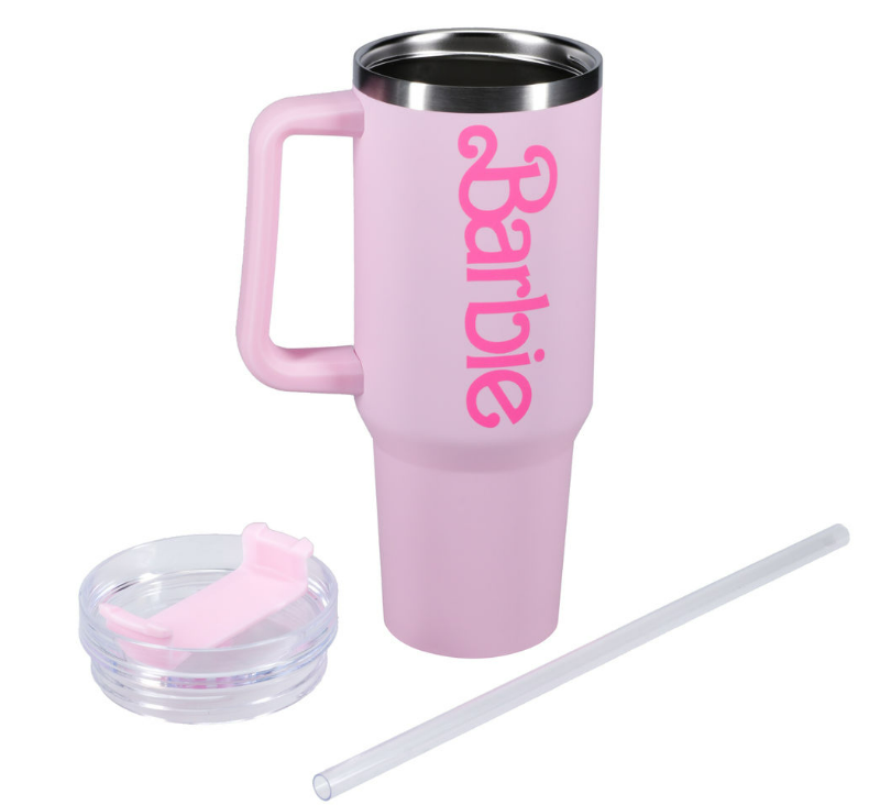 Ein rosa Becher mit Barbie in rosa Schrift, Deckel und Strohhalm.