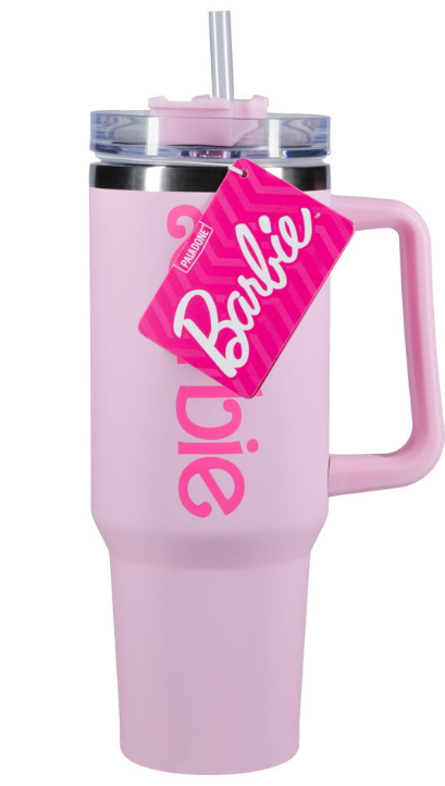 Ein pinkfarbener Barbie-Becher mit pinkfarbenem Griff und pinkfarbenem Etikett.