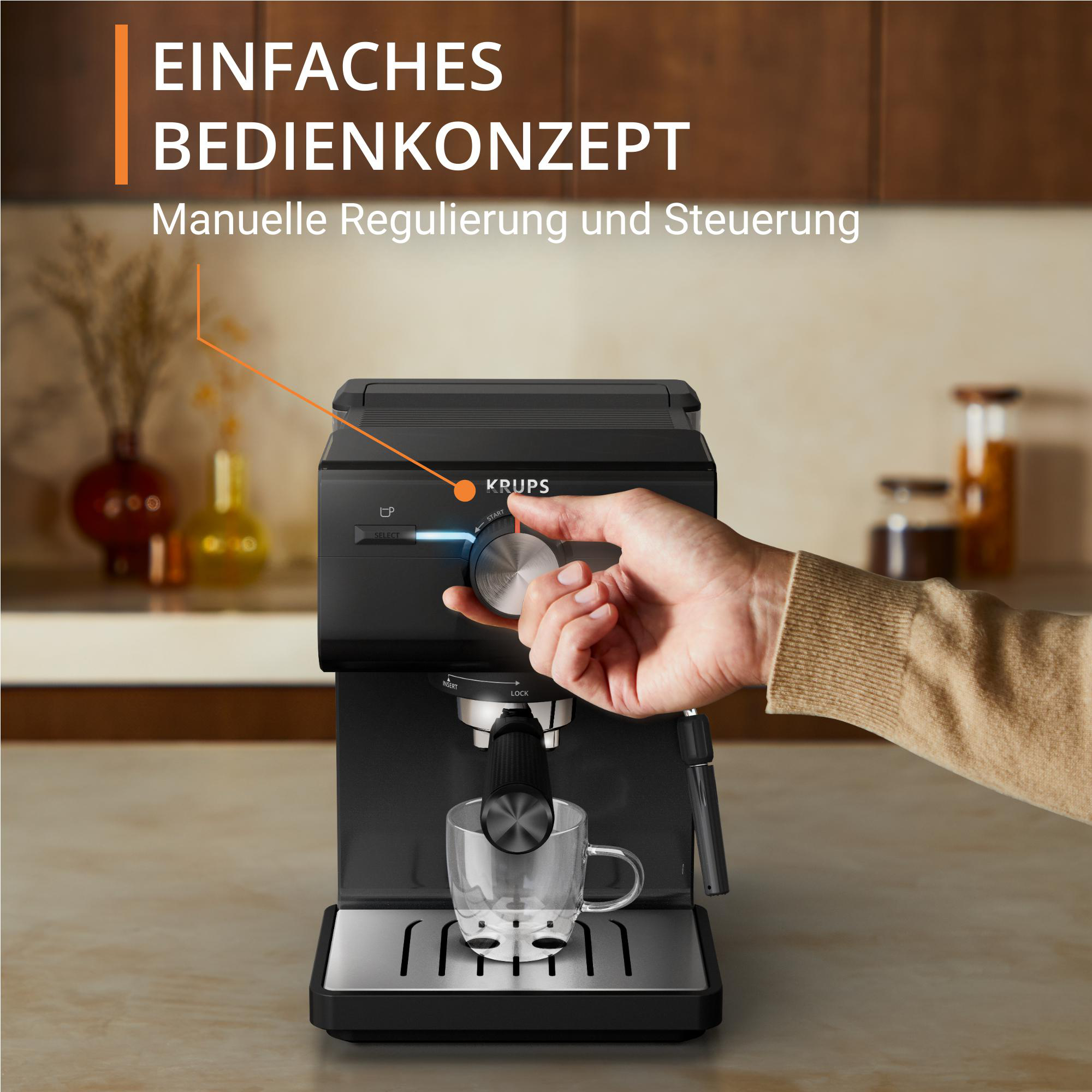Eine Hand dreht einen Drehregler an einer schwarzen Krups Espressomaschine. Text liest sich "Einfaches Bedienkonzept."