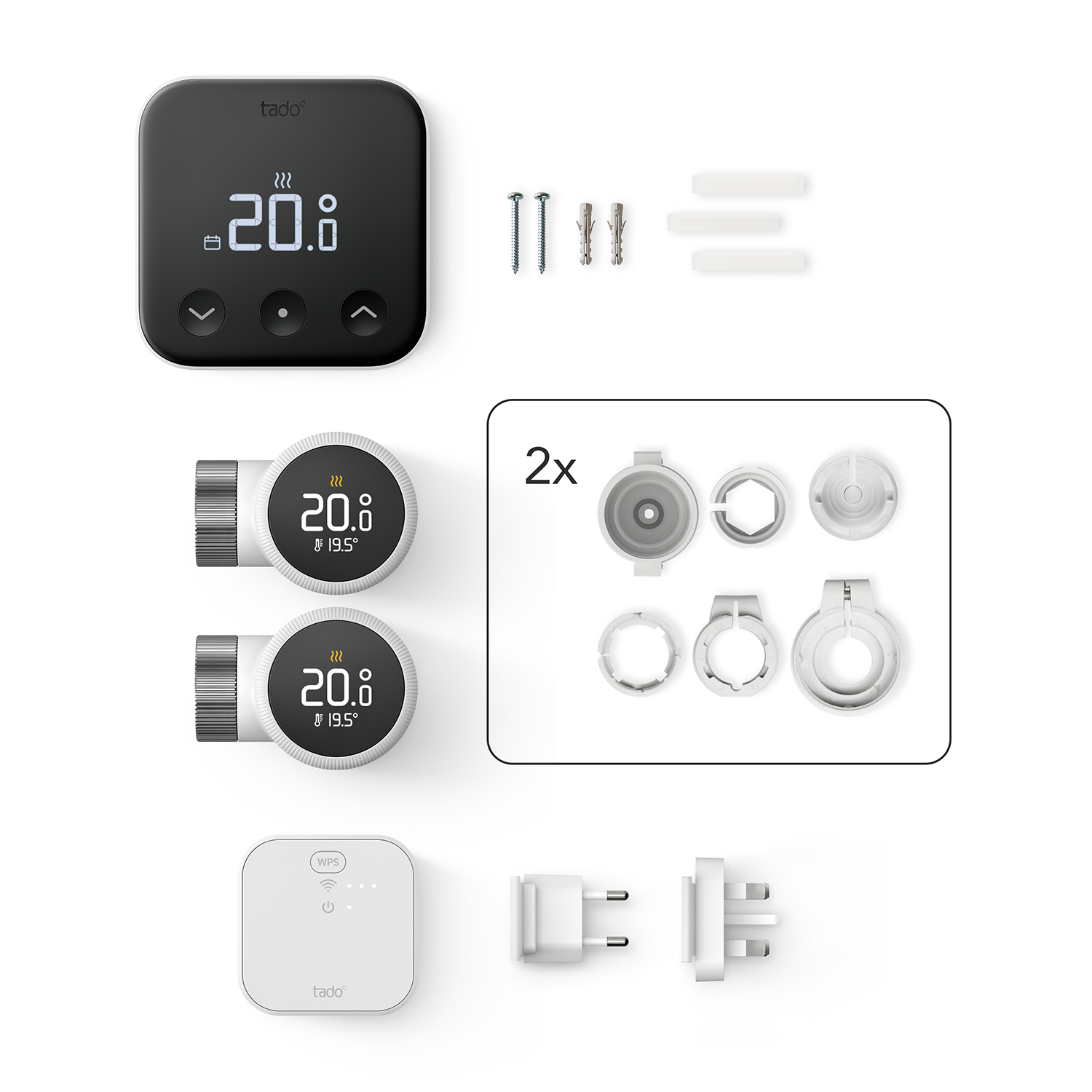 Set termostato intelligente Tado. Include unità centrale, due termostati per radiatori e accessori. Sfondo bianco.