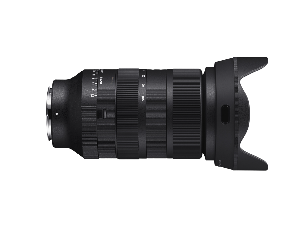 Schwarzes Kameraobjektiv mit Zoom- und Fokusringen sowie einer Gegenlichtblende, vor schwarzem Hintergrund.