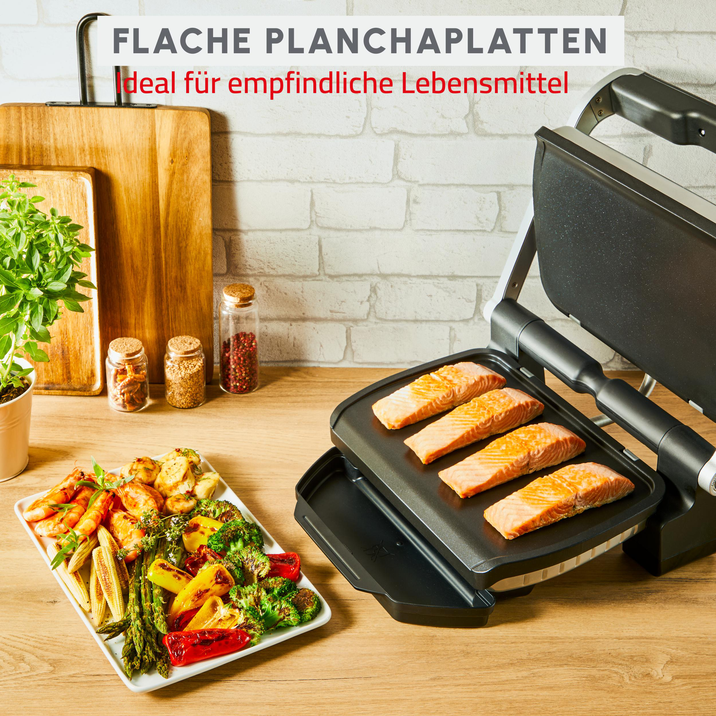 Essen, darunter gegrilltes Gemüse und Lachs, auf einem Grill und Holzschneidebrettern.