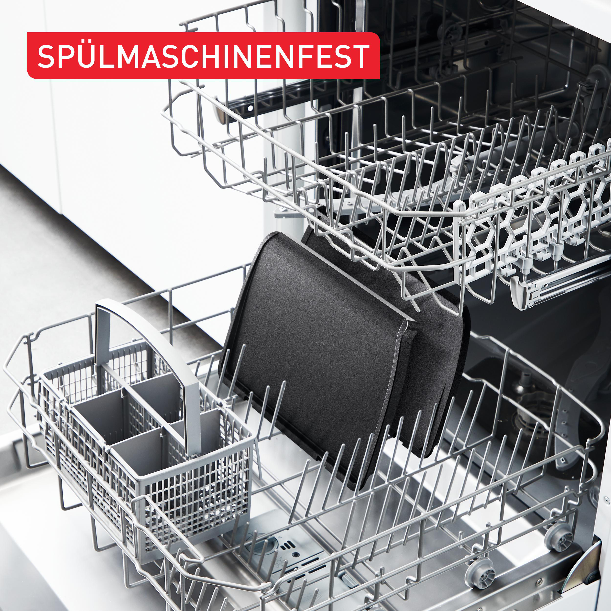 Geschirrspüler mit Geschirr. Schwarze Pfanne in der Mitte. Oben steht 'SPÜLMASCHINENFEST'.