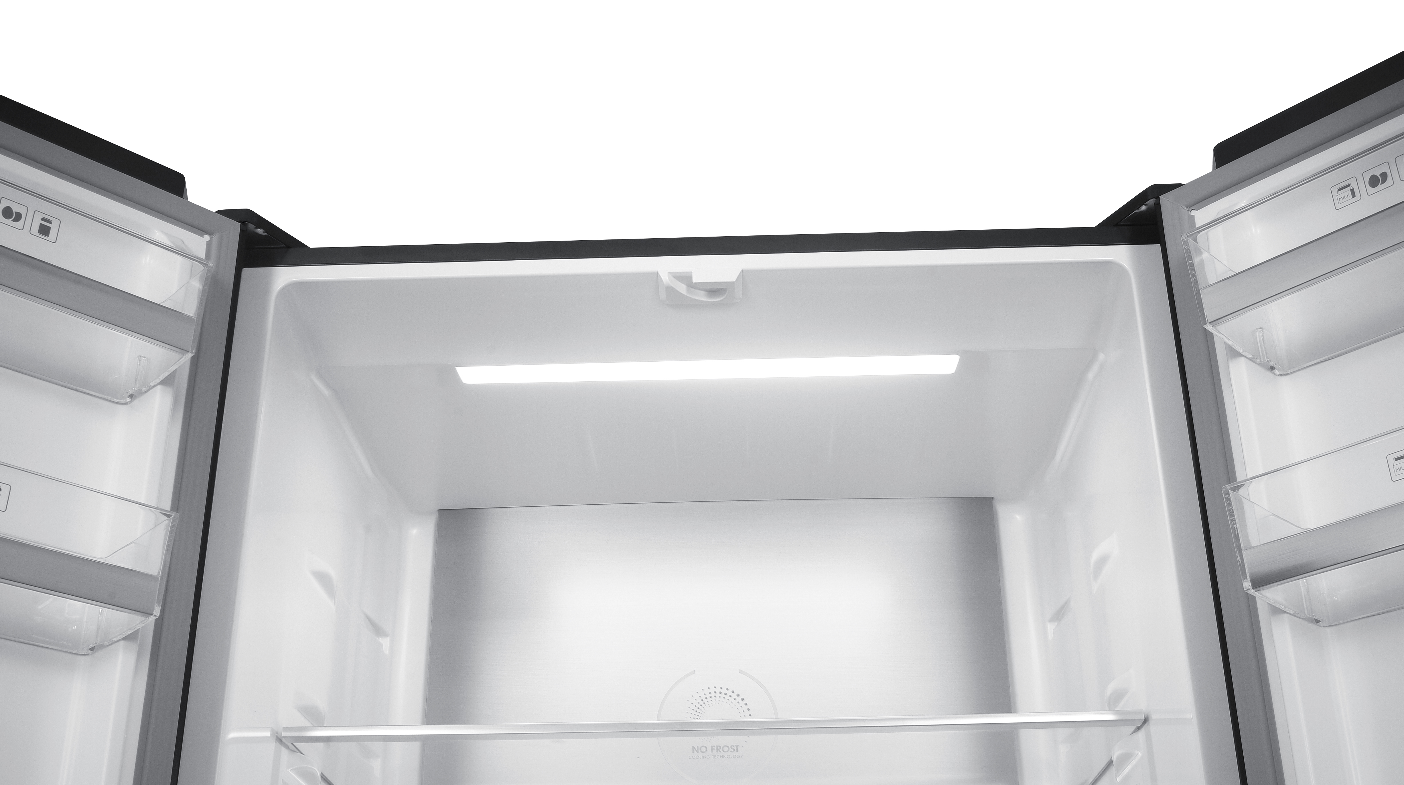 Leerer Kühlschrankinnenraum mit Regalen und Licht.