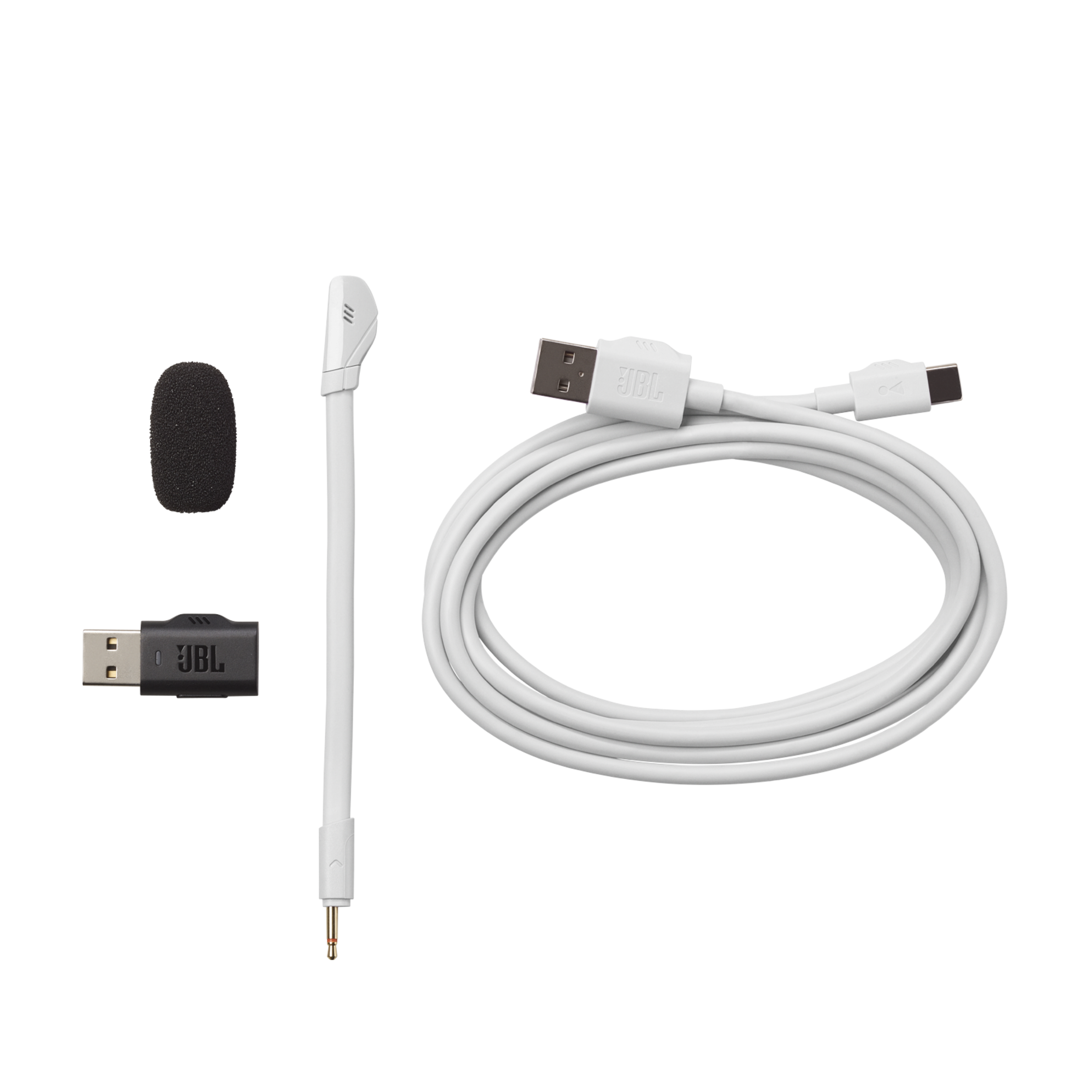 Siyah arka plan üzerinde küçük ses ekipmanı parçalarının bir koleksiyonu. Mikrofon, USB adaptörü ve kablo içerir.