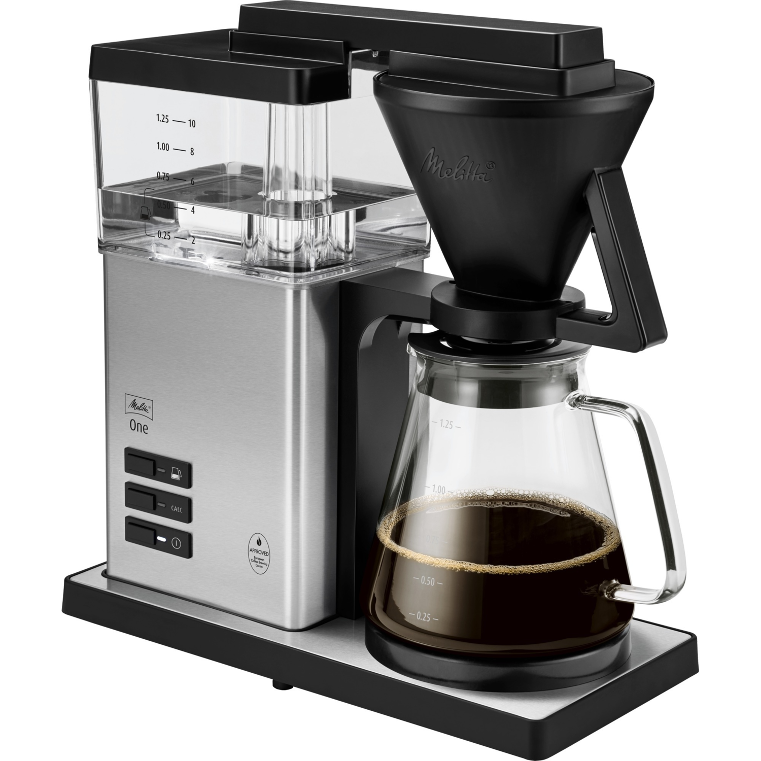 Een zilver-zwarte koffiezetter met een glazen kan gevuld met koffie. Het zwarte filter zit bovenop.