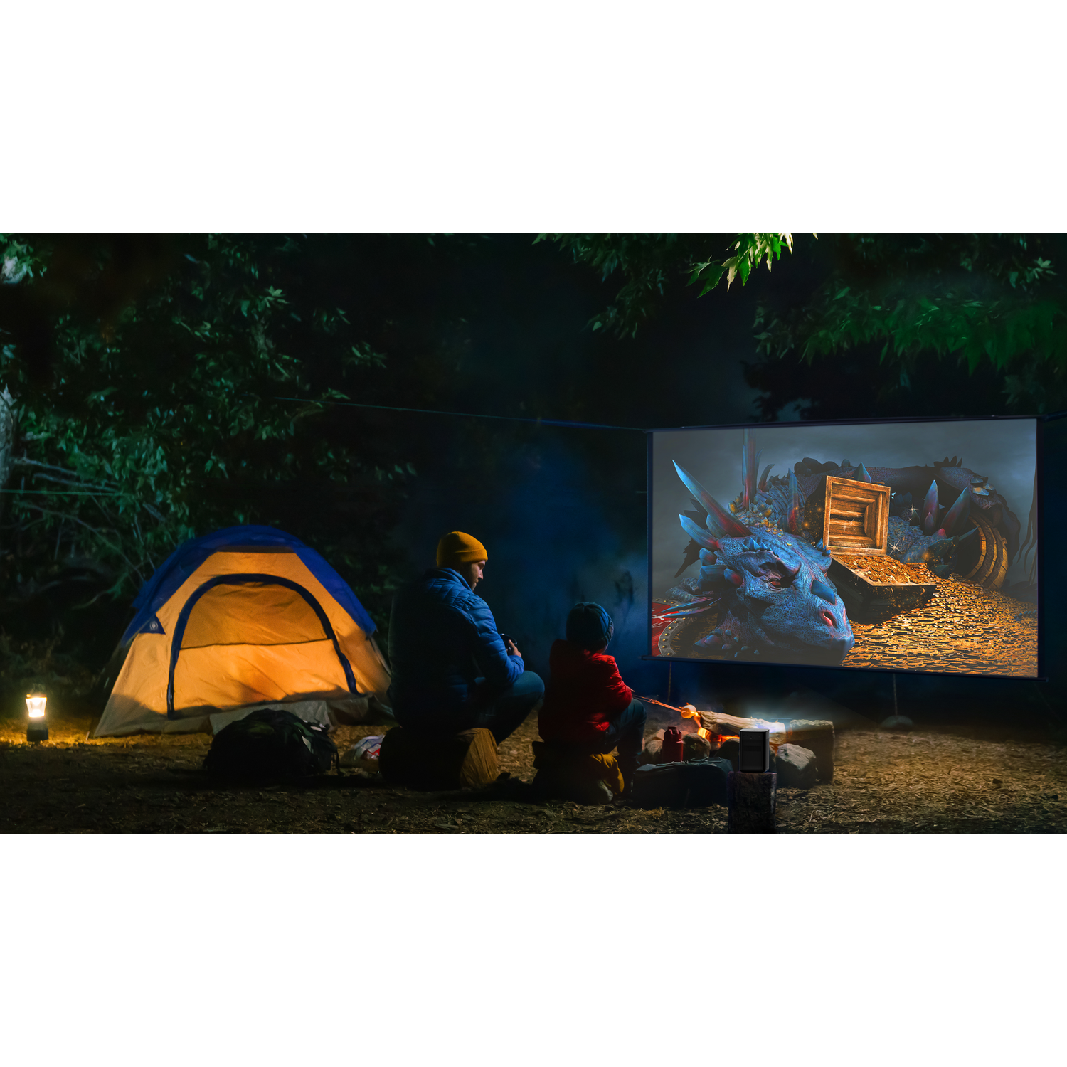 Deux personnes regardant un film projeté sur un écran dans une forêt la nuit.