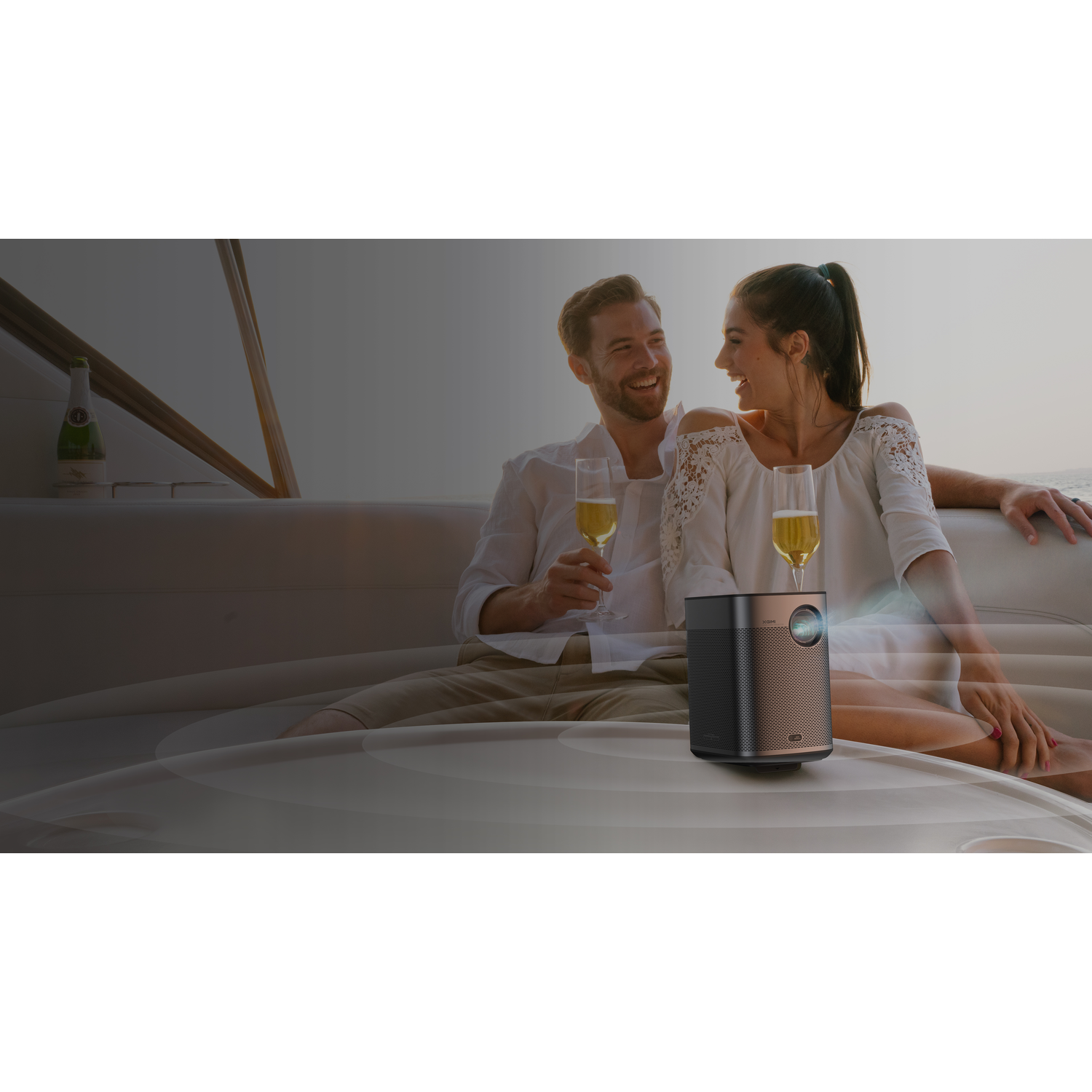 Un couple sur un bateau savourant du champagne, un projecteur est sur la table.