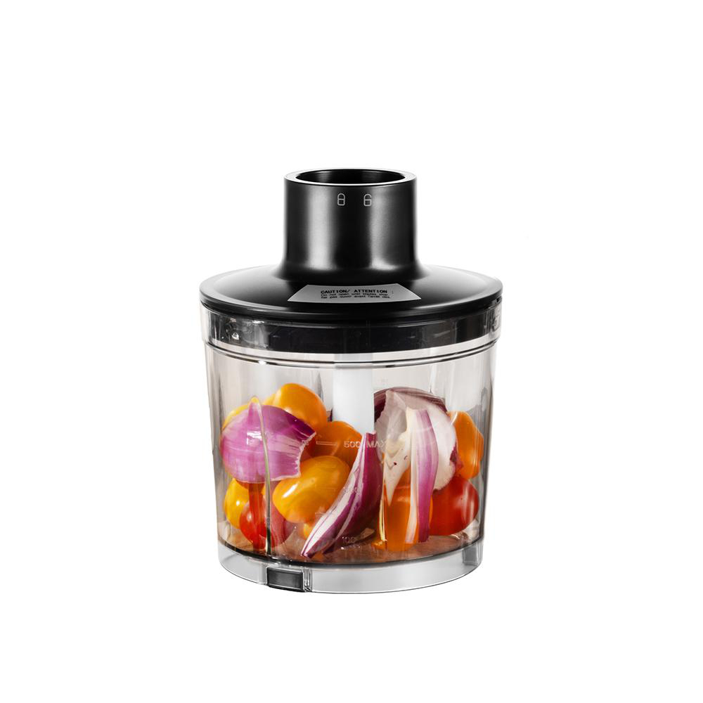 Mixer mit Gemüse darin. Rote und gelbe Tomaten und geschnittene lila Zwiebeln in einem transparenten Behälter.