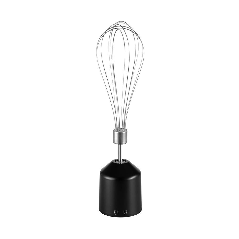 Ein schwarzer Handmixer mit einem silbernen Schneebesenaufsatz steht vor einem weißen Hintergrund.