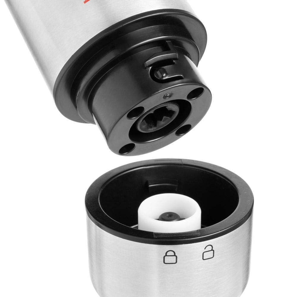 Ein teilweise zerlegter silber-schwarzer Grinder mit offener Kammer.