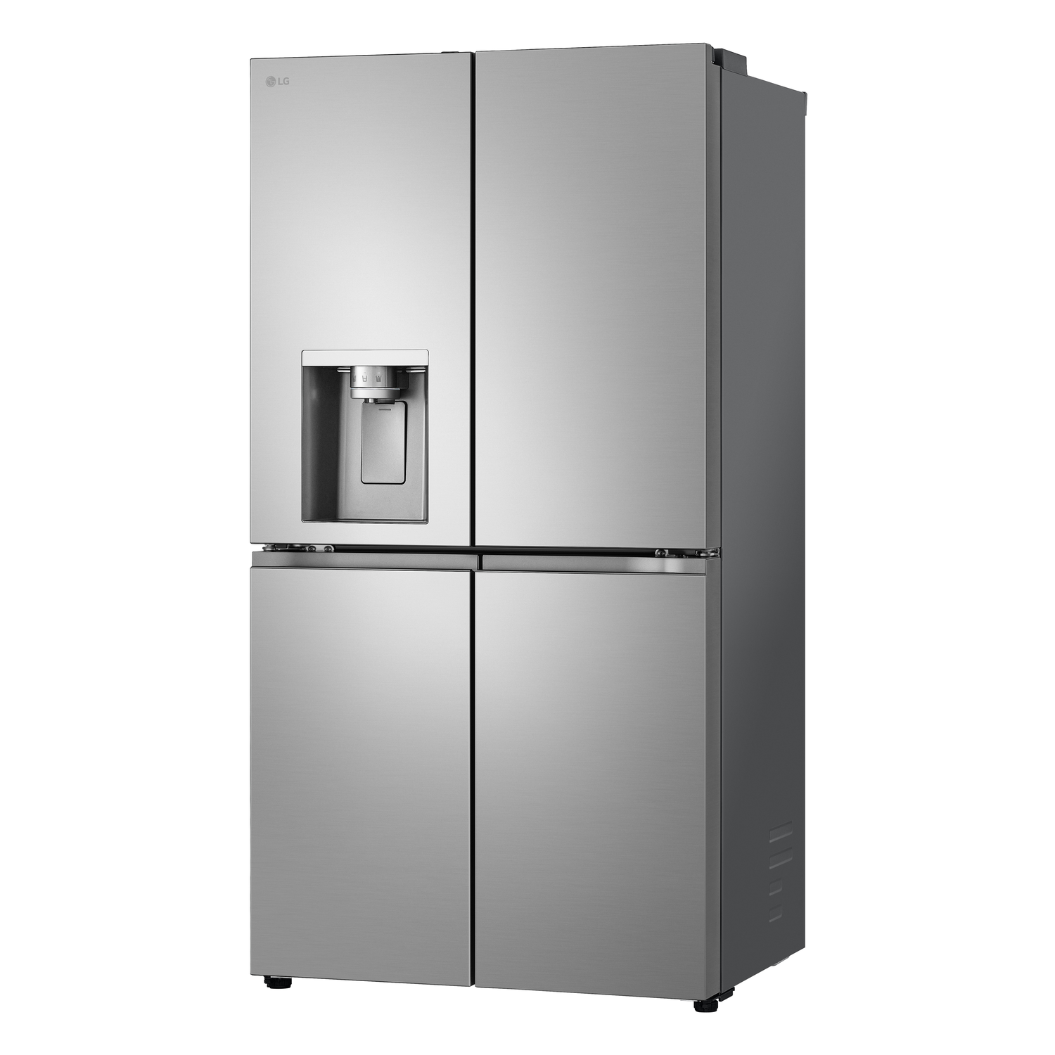 Een zilverkleurige LG koelkast met vier deuren. Hij heeft een waterdispenser aan de linkerkant.