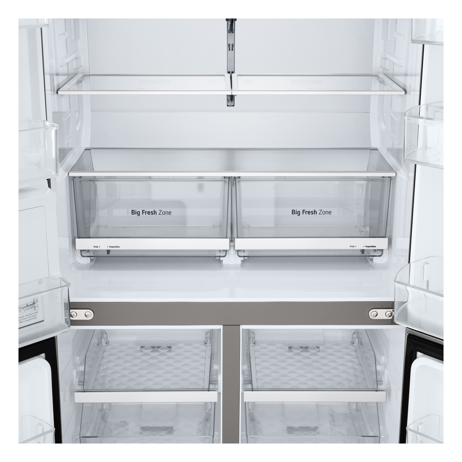 Een binnenkant van een koelkast, met planken, laden en een 'Big Fresh Zone'-label.