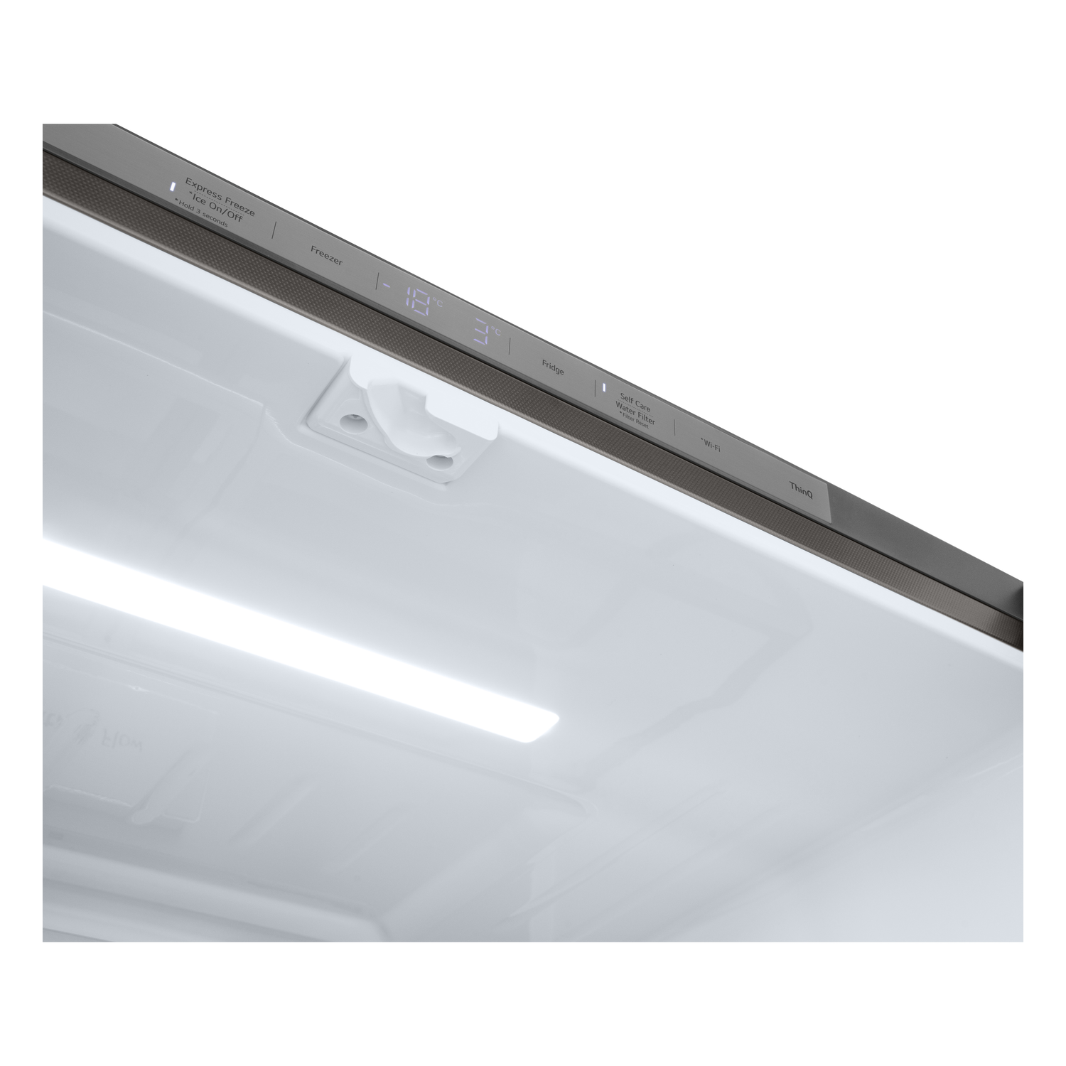Binnenin een koelkast met het interieur met lichten en planken. De temperatuur wordt weergegeven.
