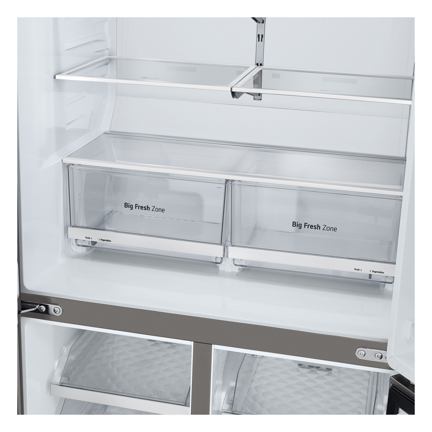Open koelkast met twee doorzichtige laden met het label 'Big Fresh Zone'. Wit interieur.
