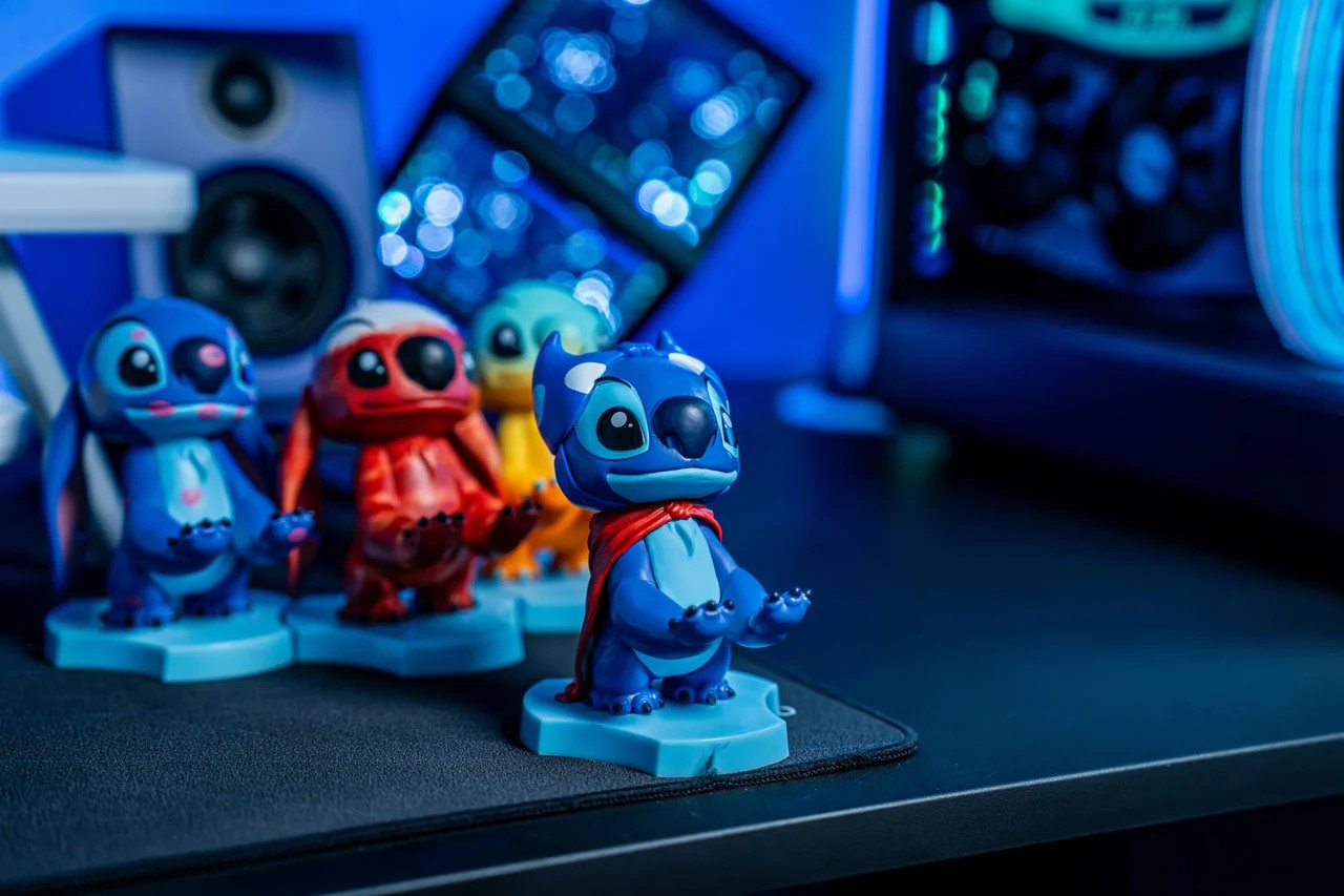 Eine Gruppe von Stitch-Figuren in verschiedenen Farben, die auf kleinen Plattformen stehen.