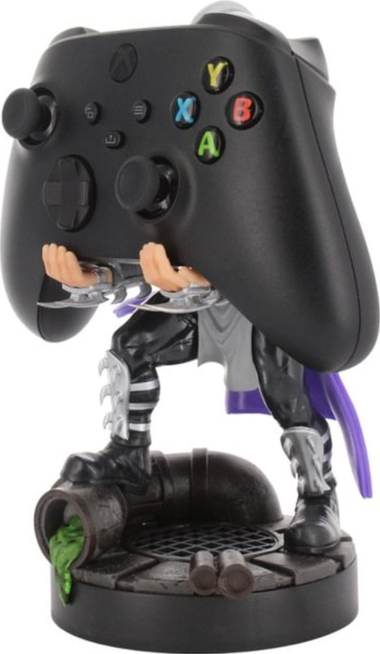 Ein Xbox-Controller, gehalten von einer Figur eines Ninja in einer Kanalisation.