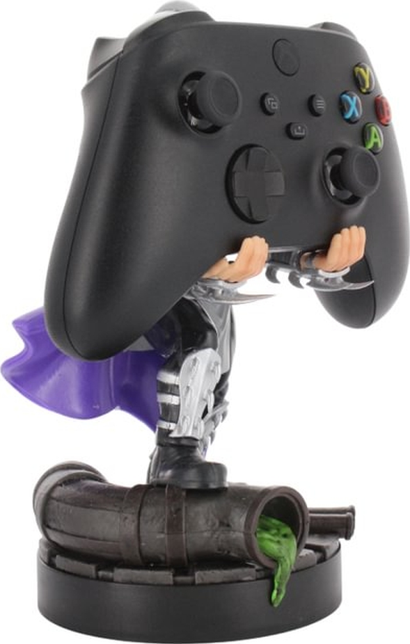 Shredder-Figur, die einen schwarzen Xbox-Controller hält, mit einer Kanalisationsbasis.
