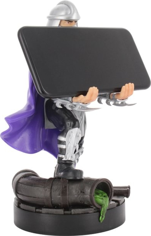 Shredder-Figur, die ein schwarzes Tablet hält. Hat einen lila Umhang, steht auf einer Kanalisationsbasis.
