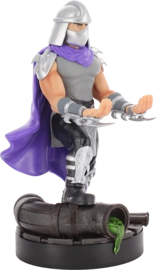 Shredder-Actionfigur von Teenage Mutant Ninja Turtles, die auf einem Abwasserrohr steht.