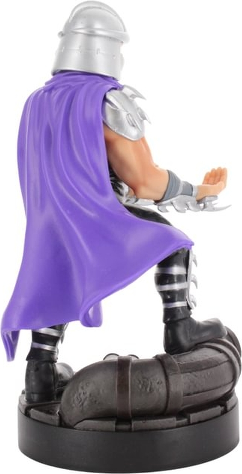 Shredder-Figur mit lila Umhang, silberner Rüstung und schwarzem Sockel. Rückansicht, Arme erhoben, detaillierte Merkmale.