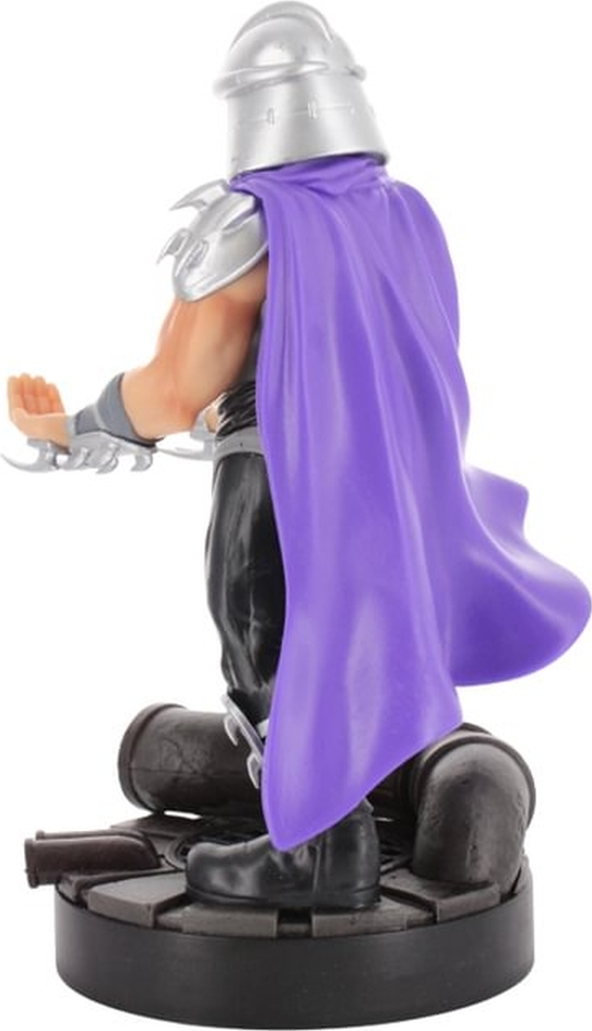 Shredder-Figur in lila Umhang, Rückansicht.