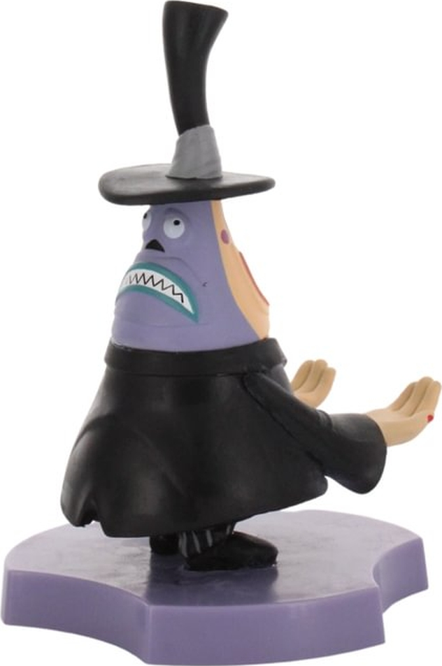 Une silhouette cauchemardesque en manteau noir lève les mains sur une plateforme violette.