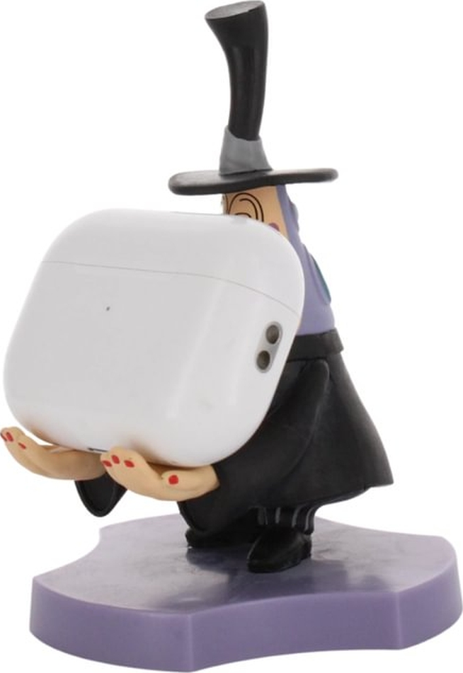 Une figurine tenant un étui blanc d'AirPods.