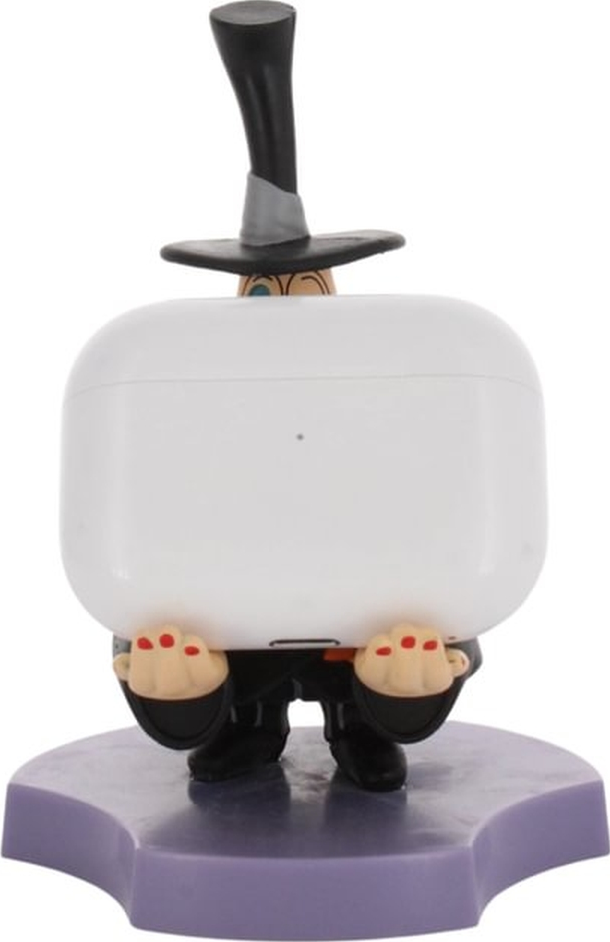 Une figurine tenant un étui blanc pour AirPods. La figurine a un chapeau et est sur un socle violet.