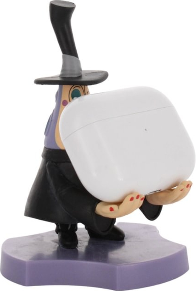 Une figurine d'une sorcière de dessin animé tenant un étui blanc d'AirPods sur une base violette.