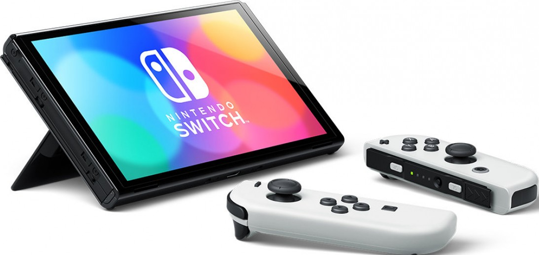 Nintendo Switch Konsole auf einem Ständer, mit zwei weißen Controllern. Bildschirm zeigt Logo.