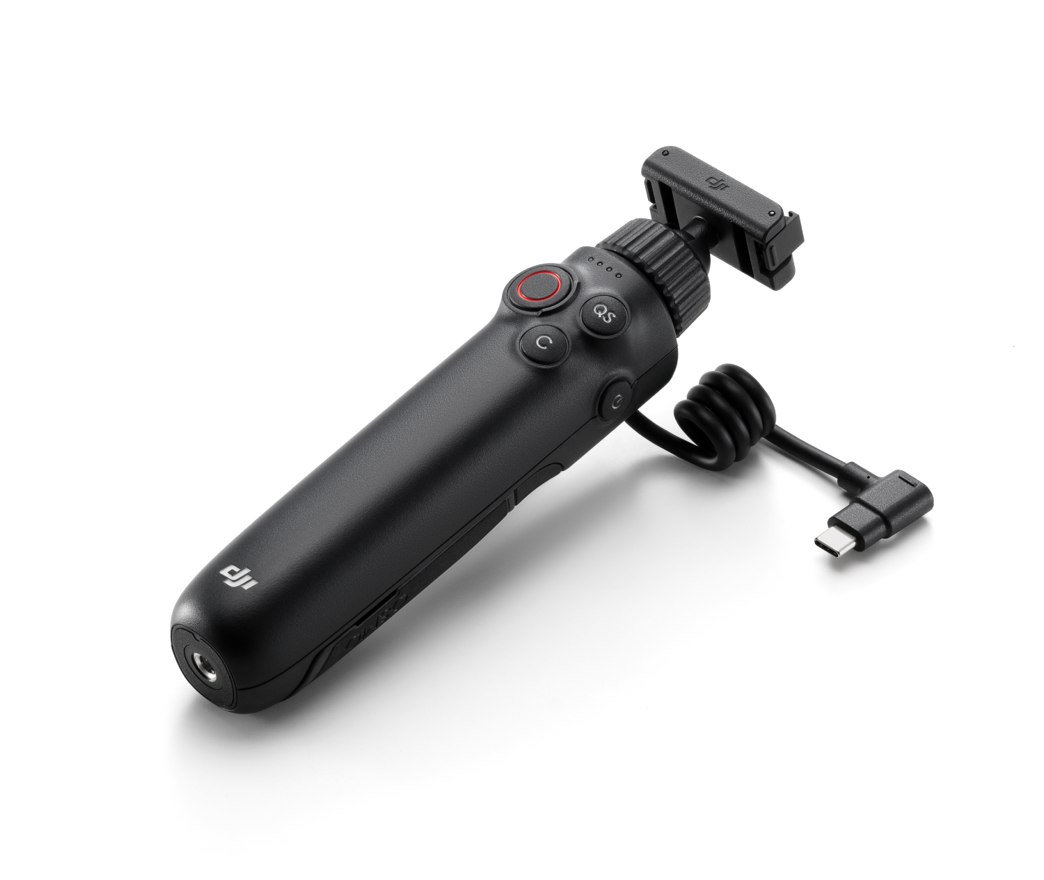 Dispositivo móvil DJI Osmo negro sobre fondo blanco. Tiene un botón rojo, un cable USB-C y un soporte para teléfono.