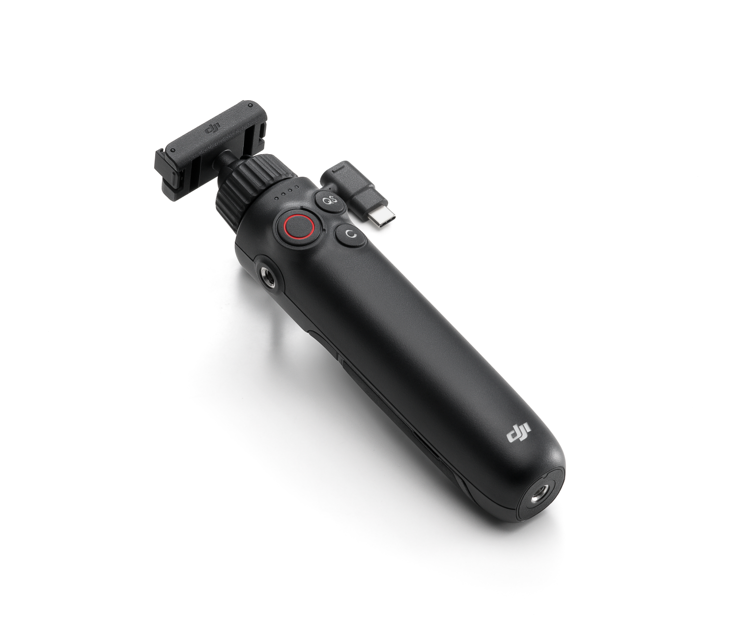 Un DJI Osmo Mobile 6 negro, un estabilizador de mano, descansa sobre una superficie blanca. Tiene botones, un puerto USB-C y un soporte para teléfono.