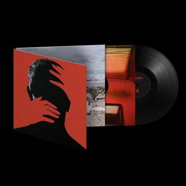 Albumcover mit roten und schwarzen Grafiken und eine schwarze Vinyl Schallplatte.