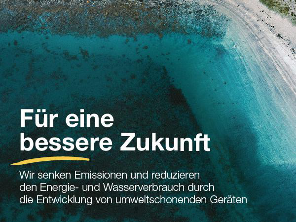 Luftaufnahme einer Küstenlinie mit Text: 'Für eine bessere Zukunft,' mit türkisfarbenem Wasser und Sandstrand.