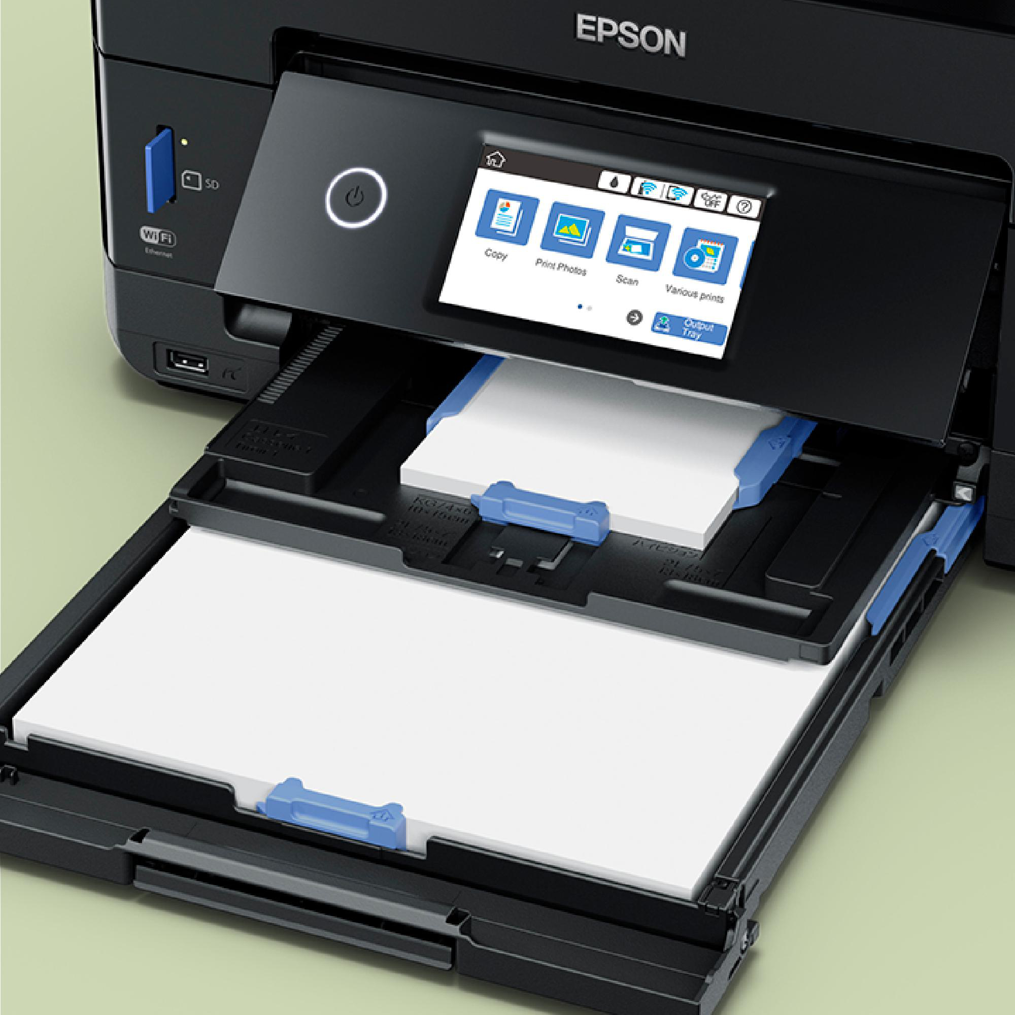 Ein Epson-Drucker mit Papier im Fach und einem Bildschirm, der Optionen anzeigt.
