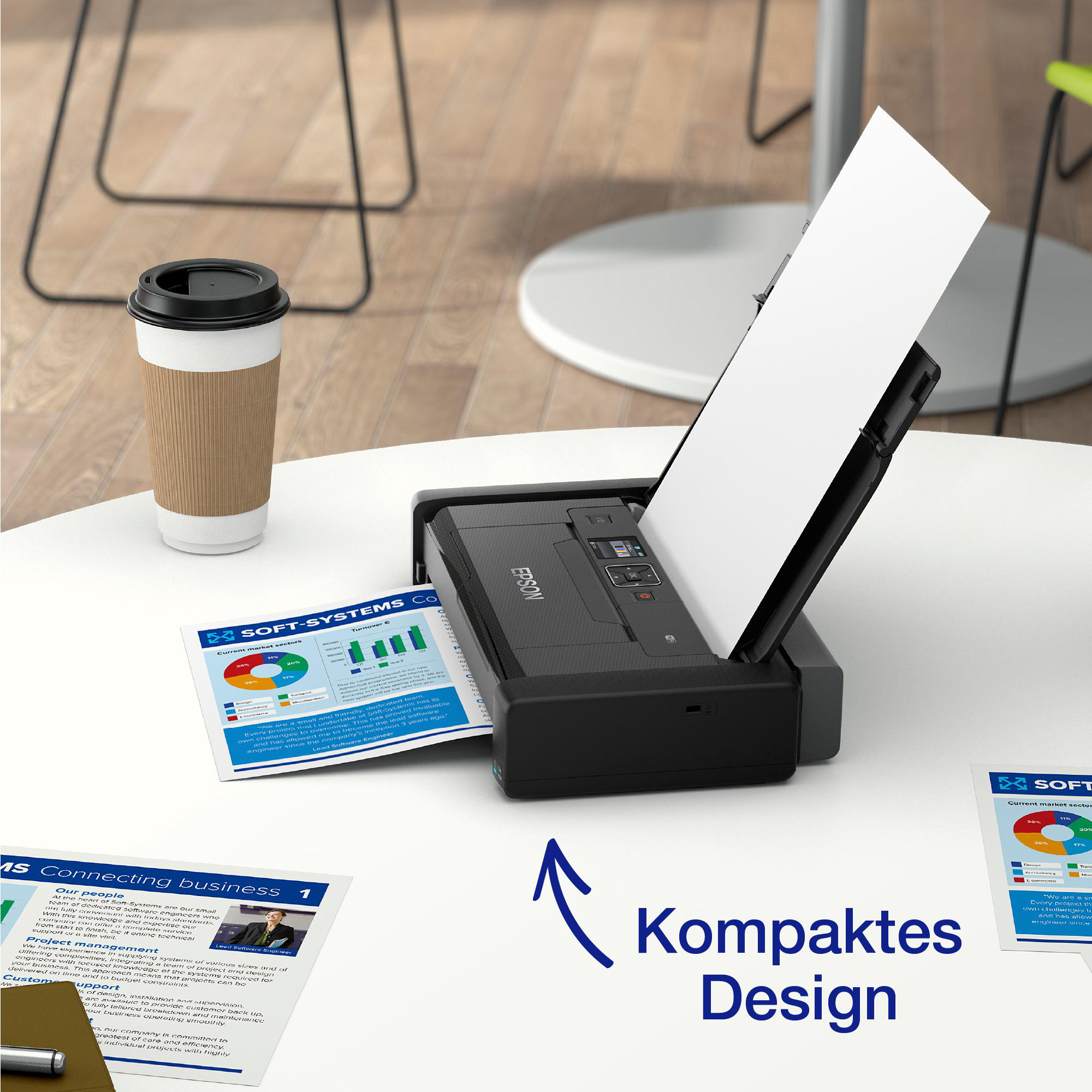 Schwarzer Epson Drucker druckt ein farbiges Dokument. Eine Tasse Kaffee steht auf dem Tisch.