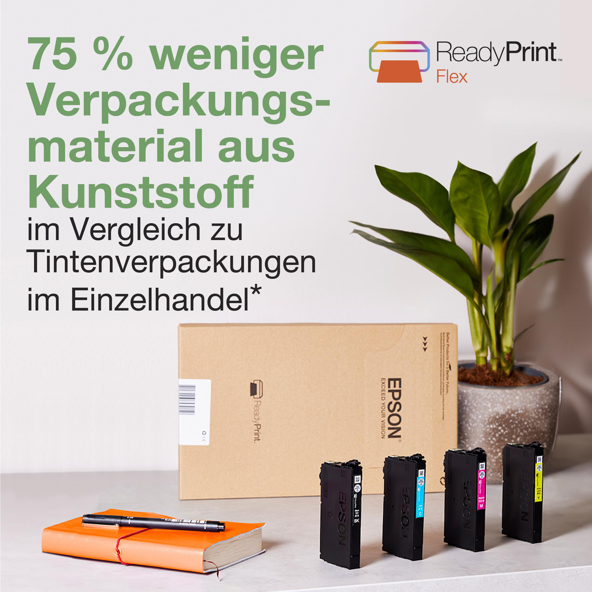 Ein Schreibtisch mit Druckerpatronen, einem Notizbuch und einem Stift. Text über weniger Verpackung.