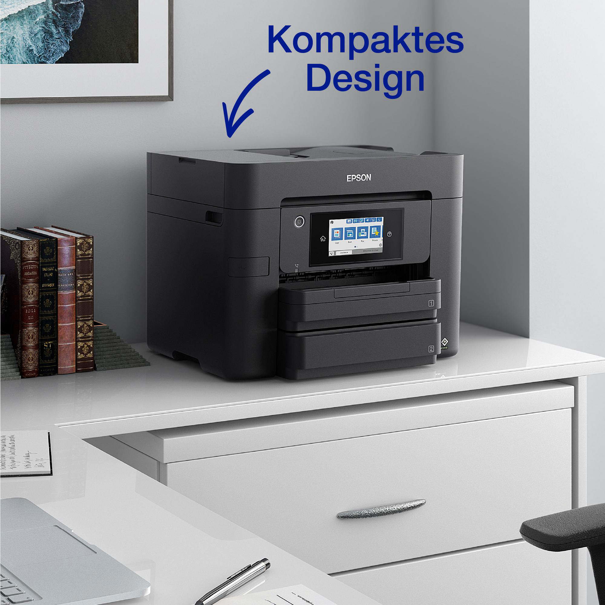 Schwarzer Drucker auf einem weißen Schreibtisch. Pfeil zeigt auf den Text "Kompaktes Design".