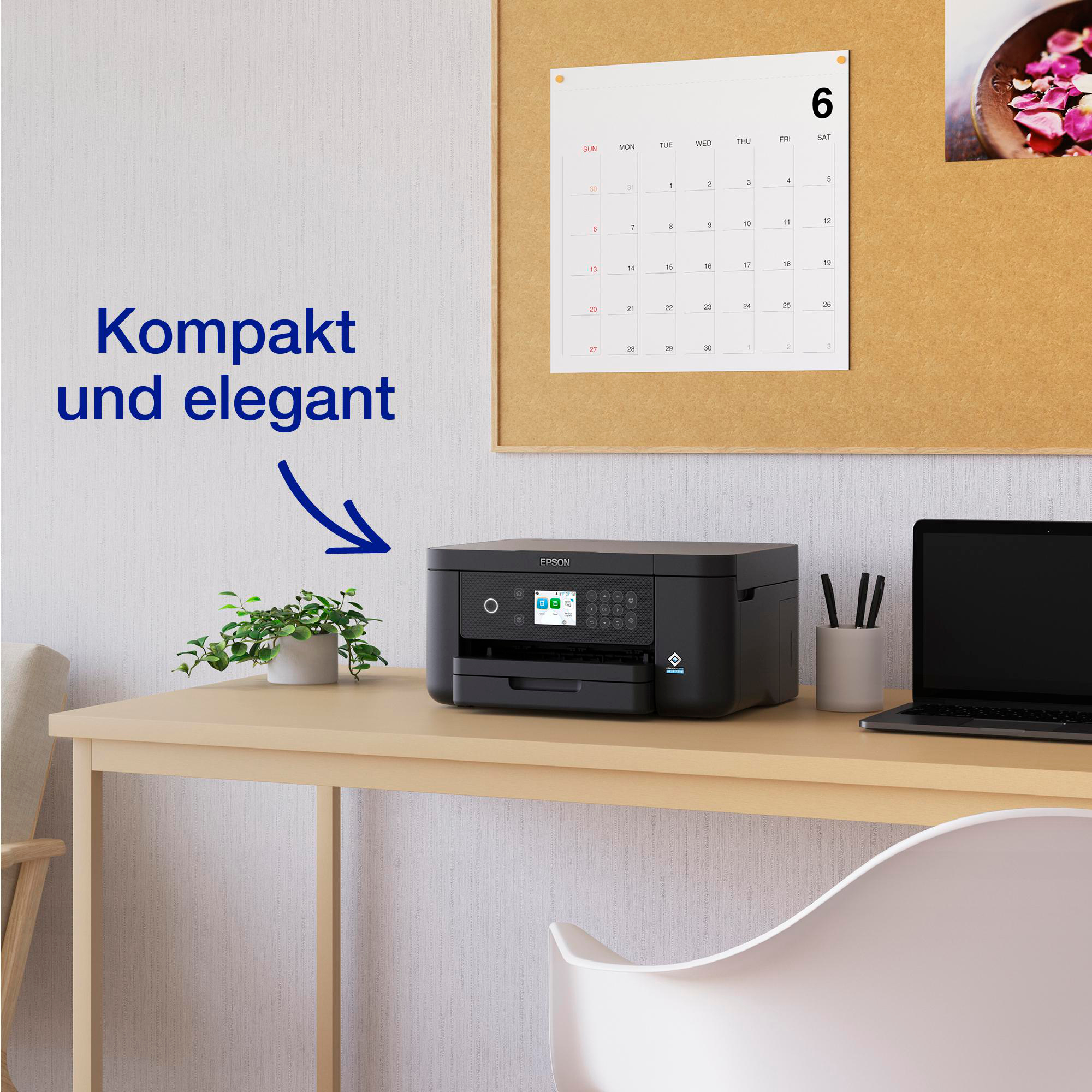 Schwarzer Drucker mit Bildschirm, Pflanze und Laptop auf einem Schreibtisch, weißer Hintergrund.