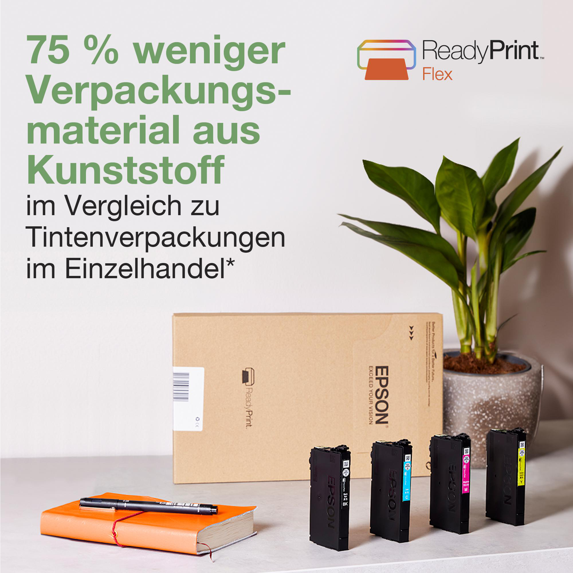Epson Tintenpatronen, ein Notizbuch und ein Stift auf einem Tisch, mit Text über weniger Plastikverbrauch.