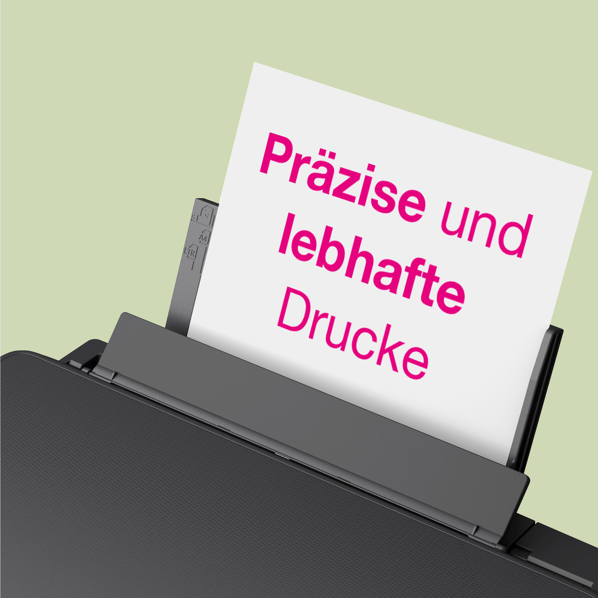 Nahaufnahme eines Druckers, der rosafarbenen Text auf Papier druckt, grüner Hintergrund.